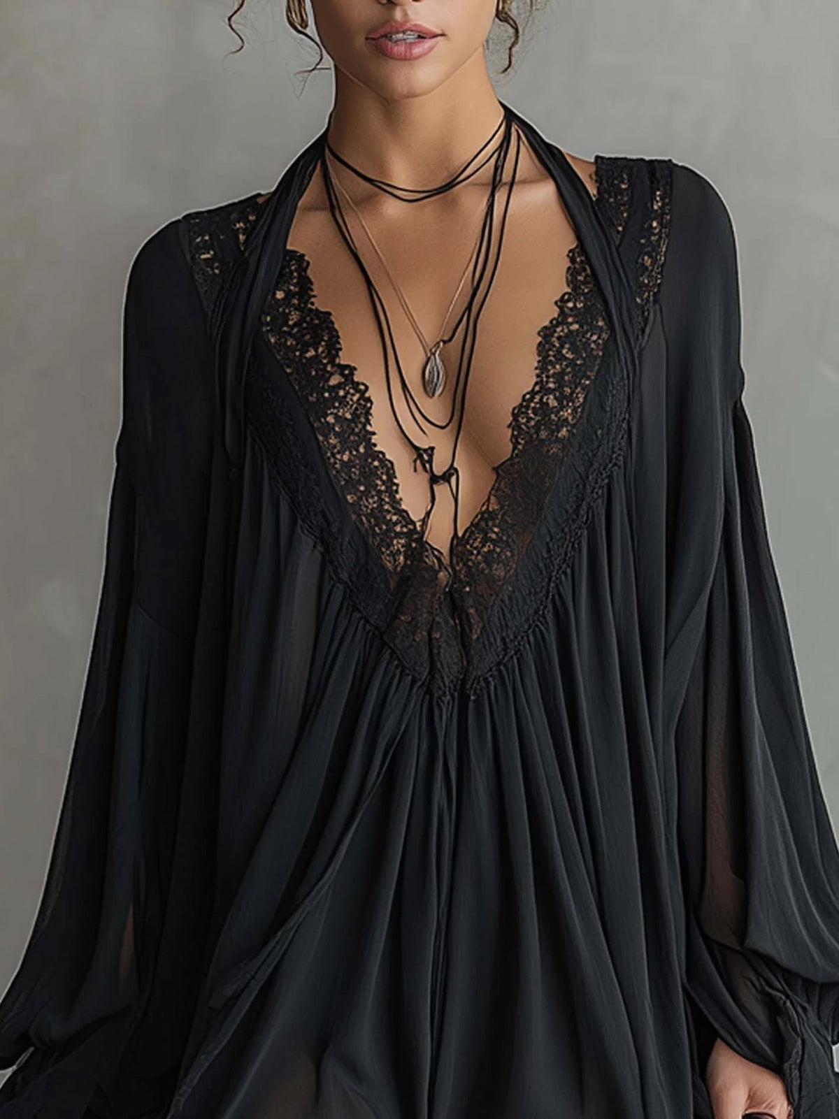 Laura - Vestido Mini de Chiffon Negro con Escote de Encaje para Mujer