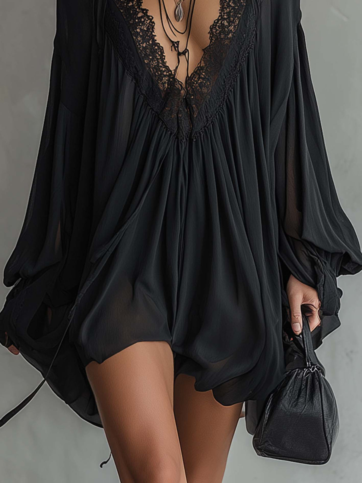 Laura - Vestido Mini de Chiffon Negro con Escote de Encaje para Mujer