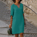 Amara – Vestido con cuello en V. Elegancia natural sin esfuerzo