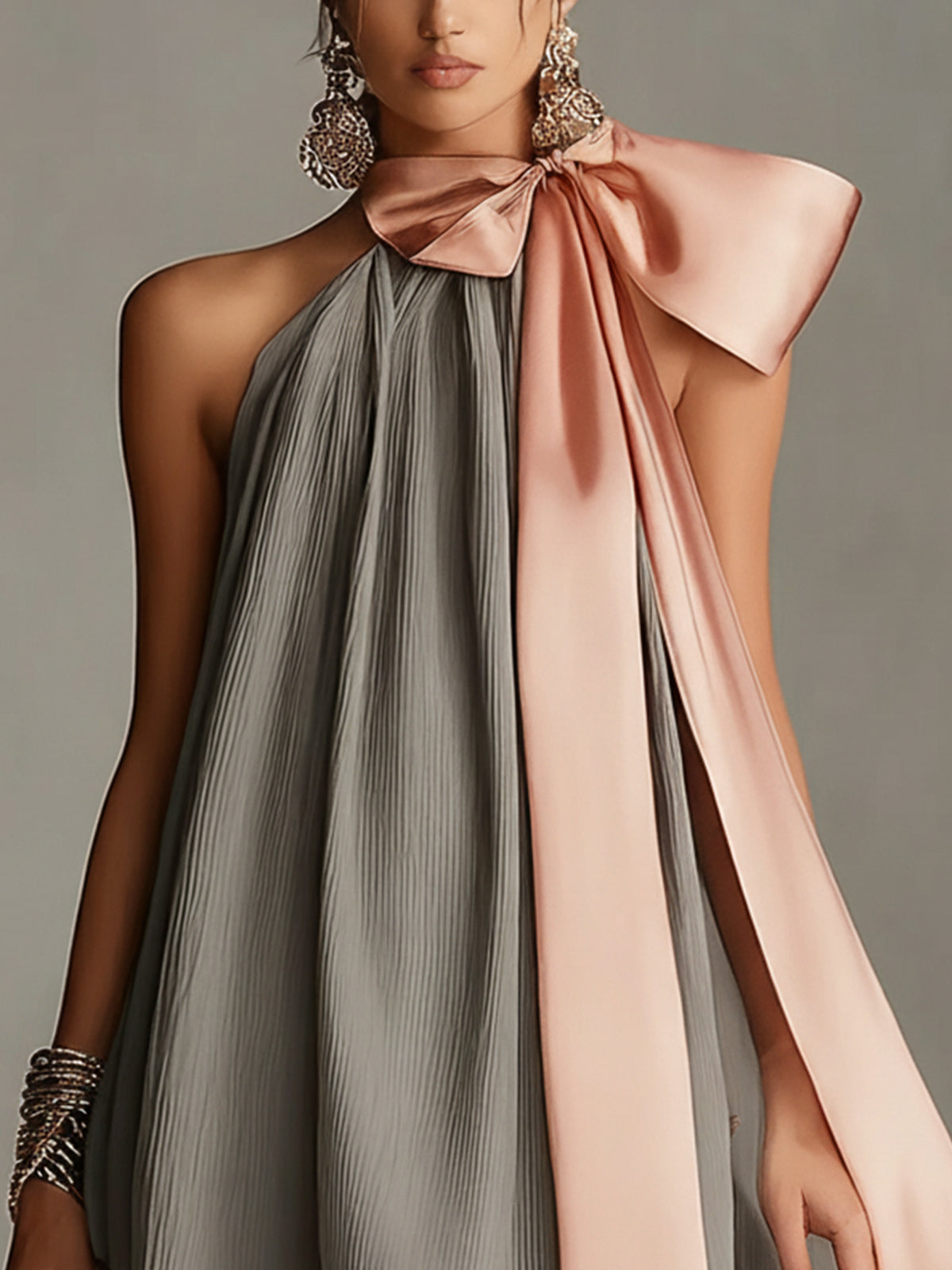 Beatrice | Mini vestido gris de satén con lazo rosa y encaje para Mujer