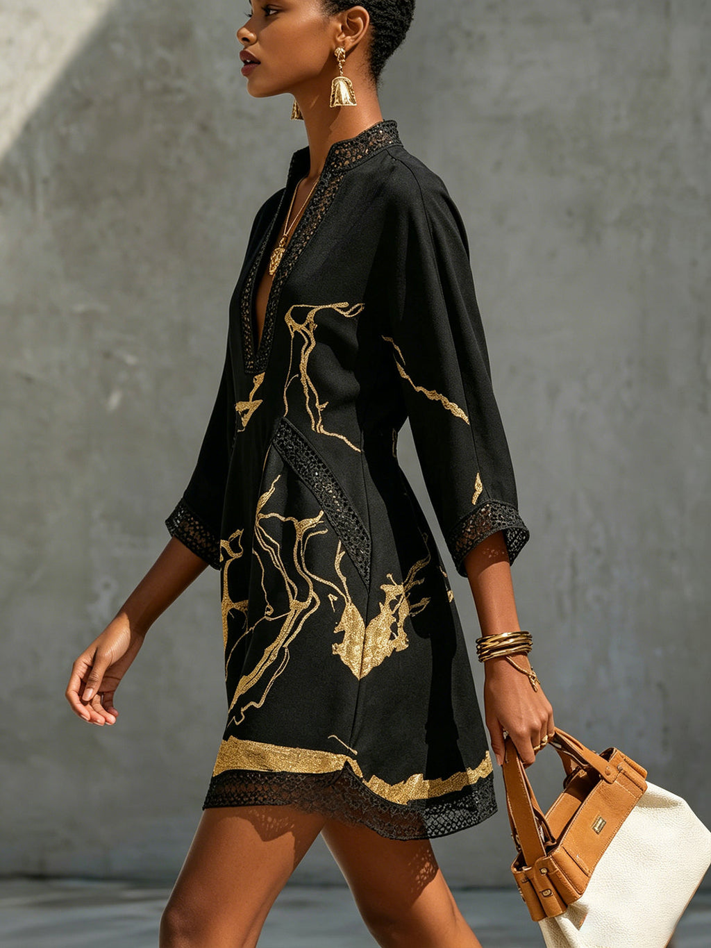 Diana | Vestido corto estampado en negro y dorado con escote en V y encaje de crochet para Mujer