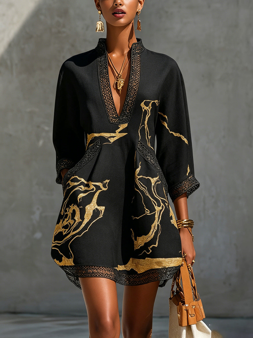 Diana | Vestido corto estampado en negro y dorado con escote en V y encaje de crochet para Mujer