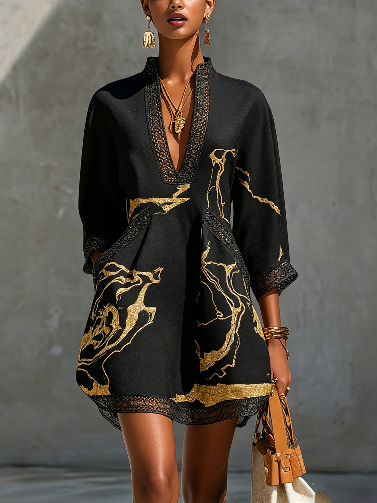 Diana | Vestido corto estampado en negro y dorado con escote en V y encaje de crochet para Mujer