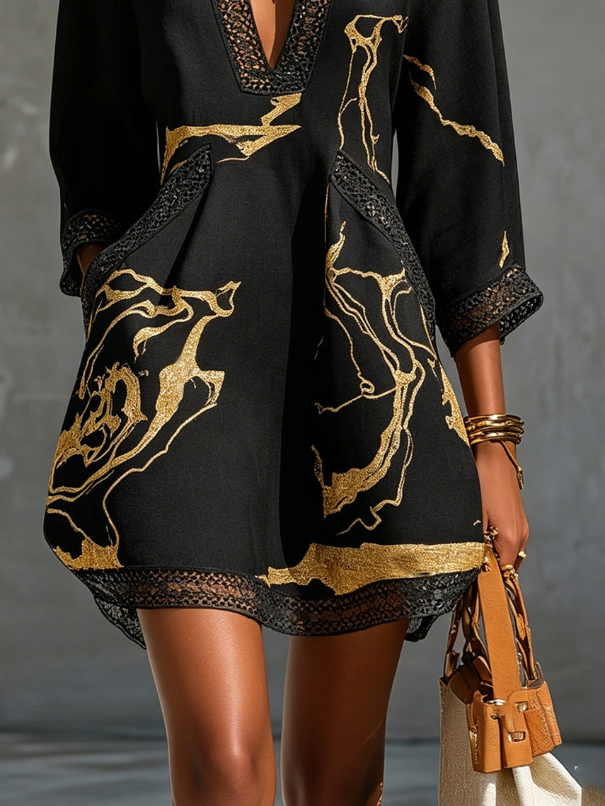 Diana | Vestido corto estampado en negro y dorado con escote en V y encaje de crochet para Mujer