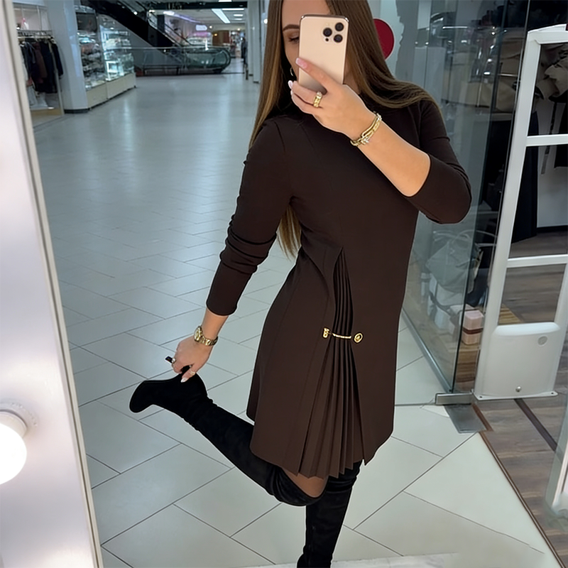 Linares - Vestido Sofisticado Línea A con Detalle Plisado y Cadena Dorada para Mujer